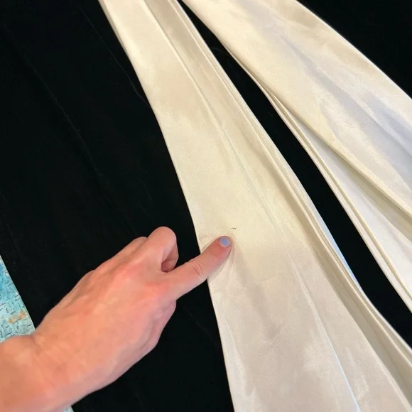 Vintage Velvet & BOW Gown - Picture 16 of 16